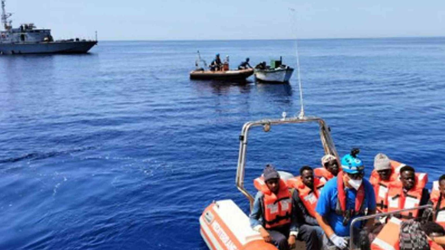La Mare Jonio salva 58 migranti, i libici sparano