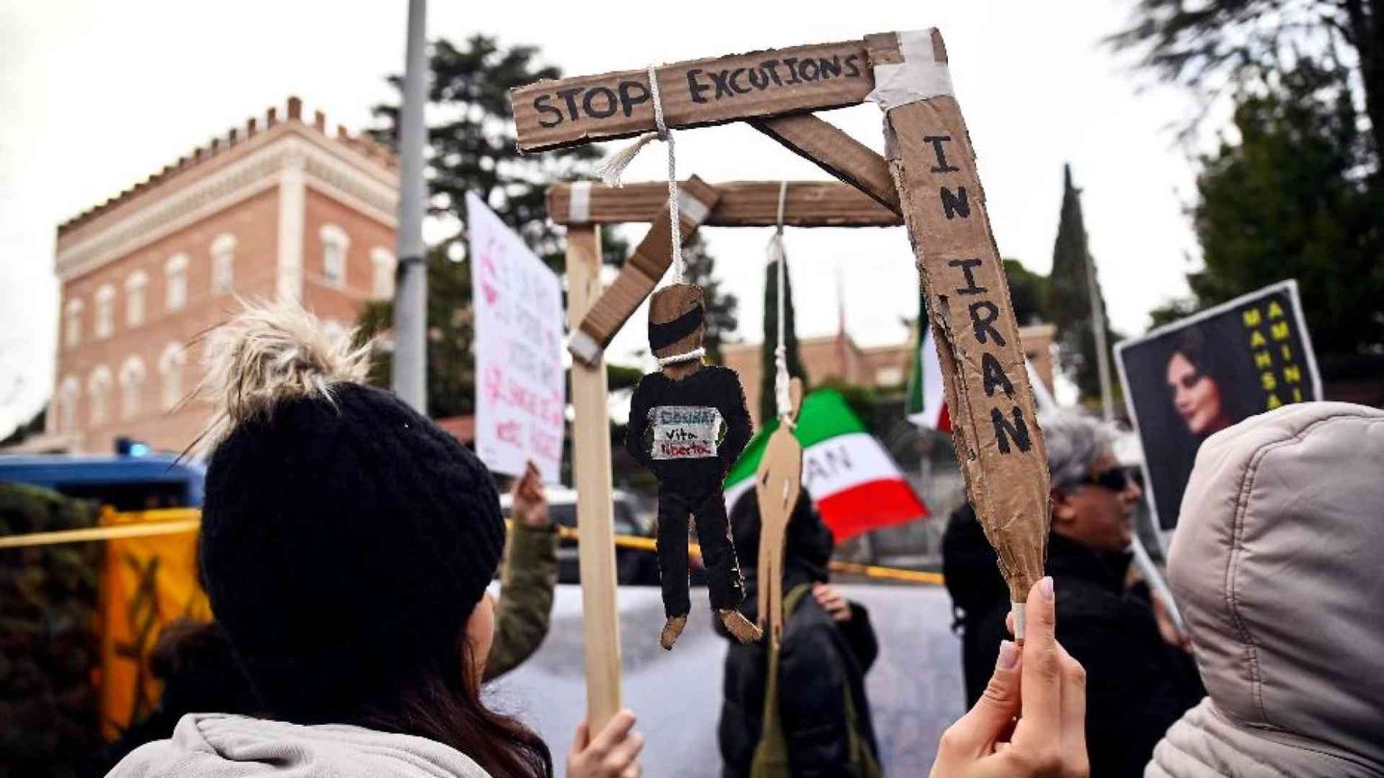 Iran, il boia non si ferma più: nel 2023 oltre 850 esecuzioni