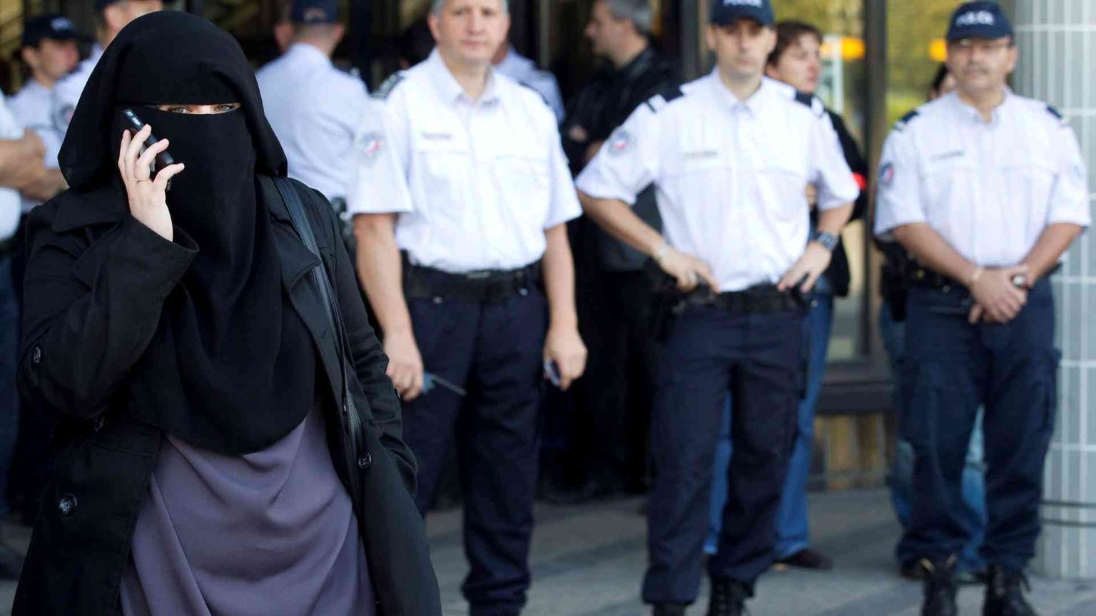 Tredicenne picchiata a sangue dai coetanei perché non portava il velo