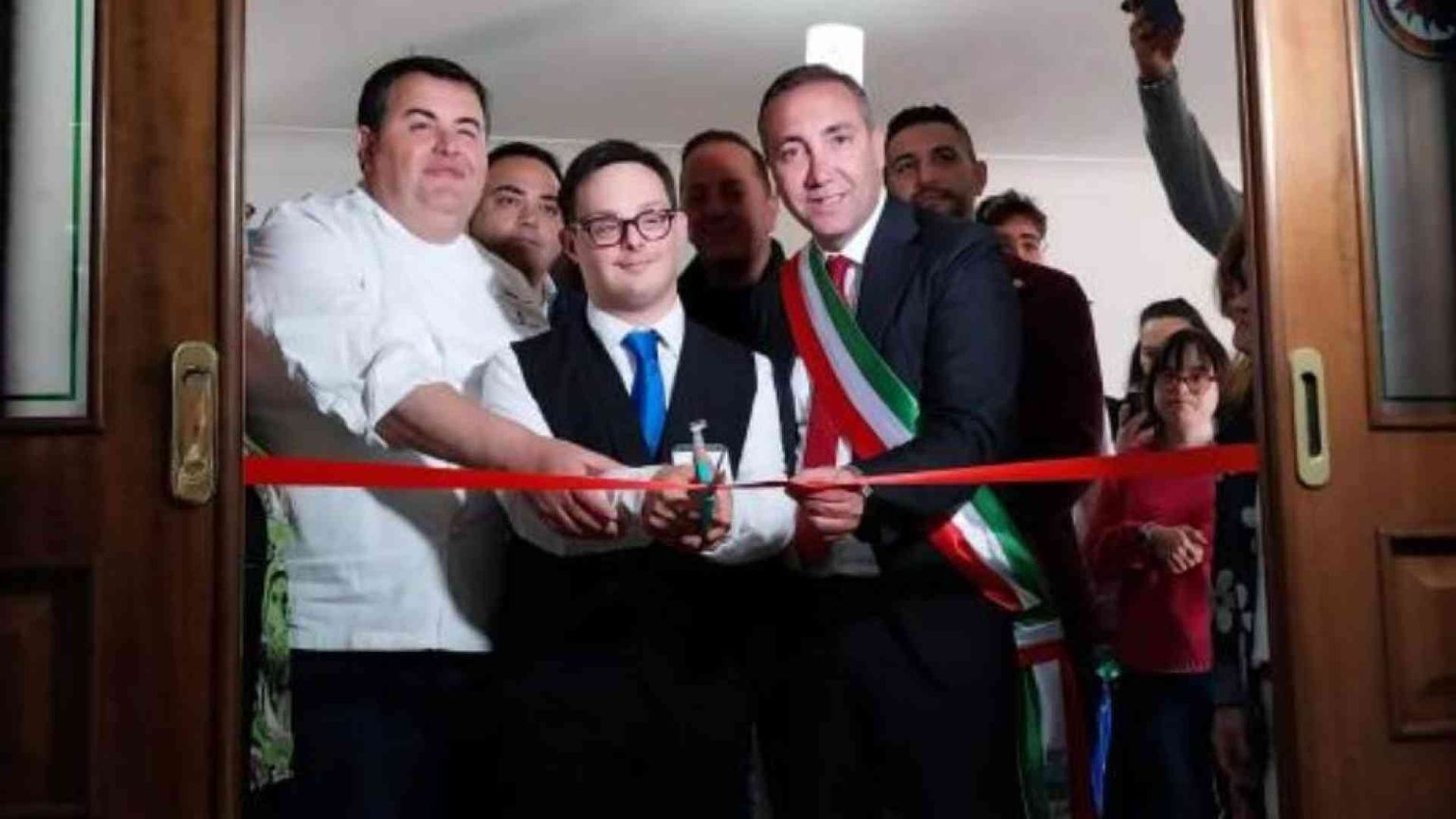 I ragazzi down a lezione di alta cucina nell’ex casa del boss