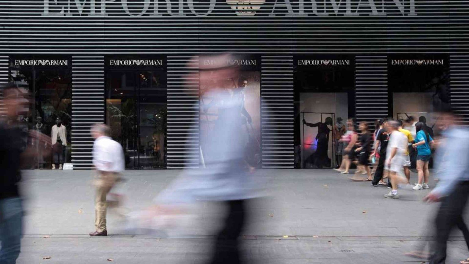 Turni massacranti e sfruttamento, un'altra bufera sulla moda. Tocca ad Armani