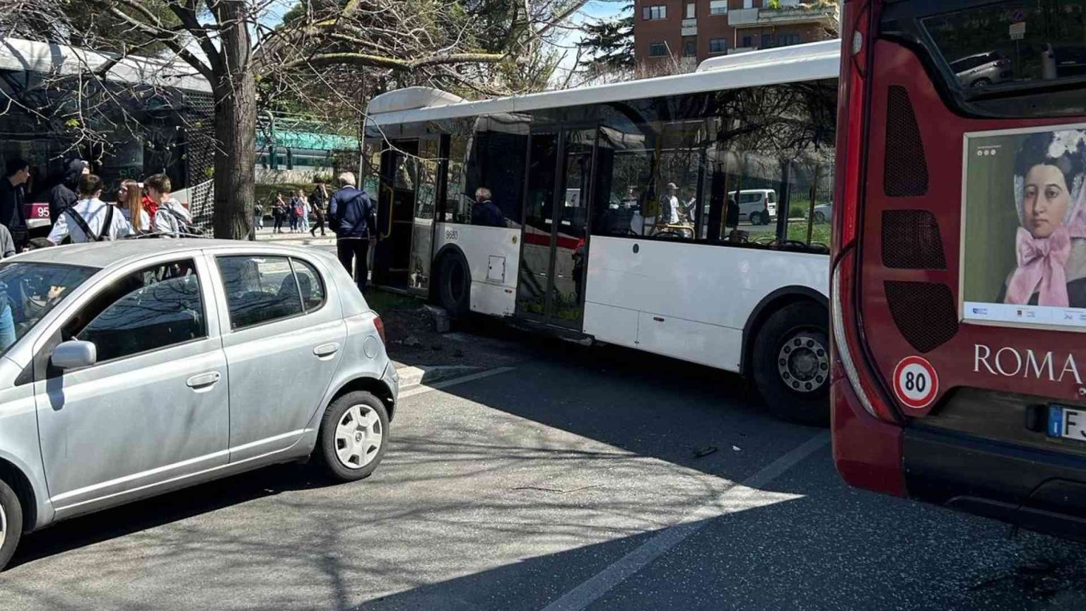 Roma, scontro fra bus: 15 feriti, codice rosso per una bimba di due mesi