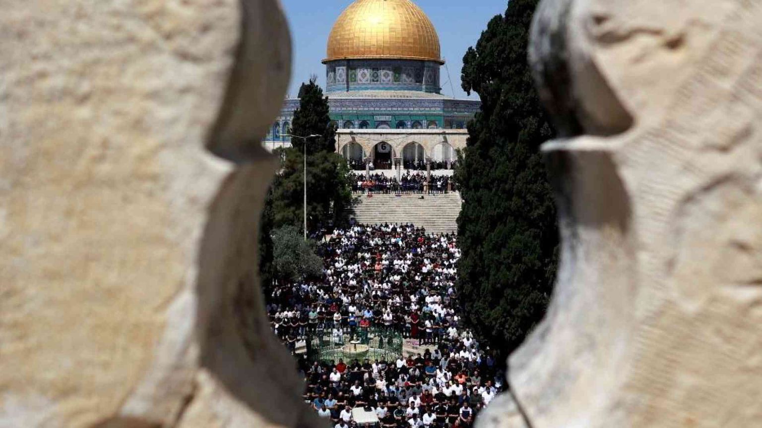 Il giorno più lungo di Gerusalemme: 100mila ad al-Aqsa, «l'Iran colpirà»