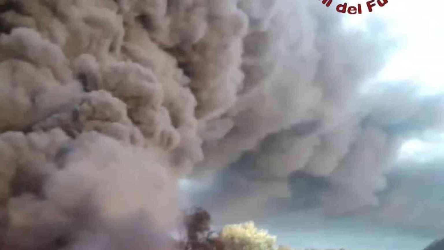 Brucia da stamane discarica abusiva ad Ardea (Roma)