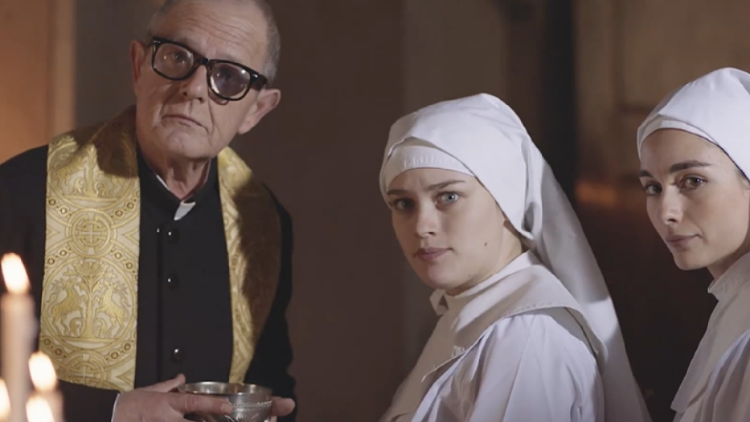 L'Eucaristia e la patatina. Spot in tripla versione, una blasfema