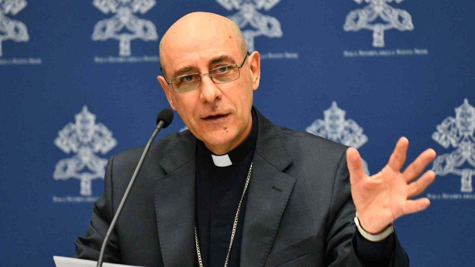 Il cardinale Fernandez: «Decriminalizzare l'omosessualità»