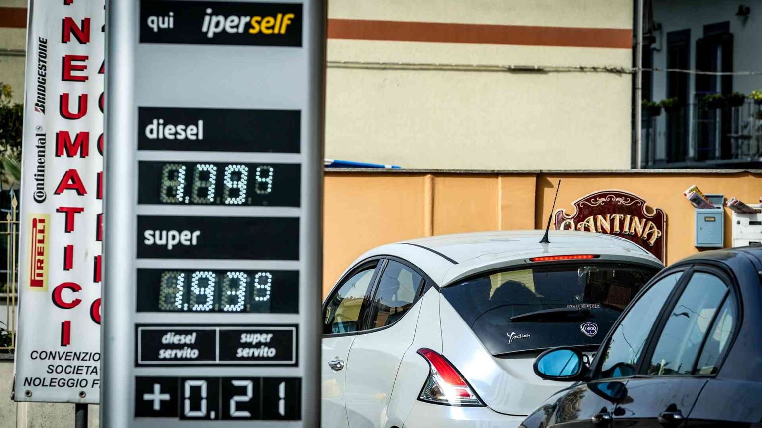 In autostrada la benzina è arrivata a costare 2,5 euro al litro