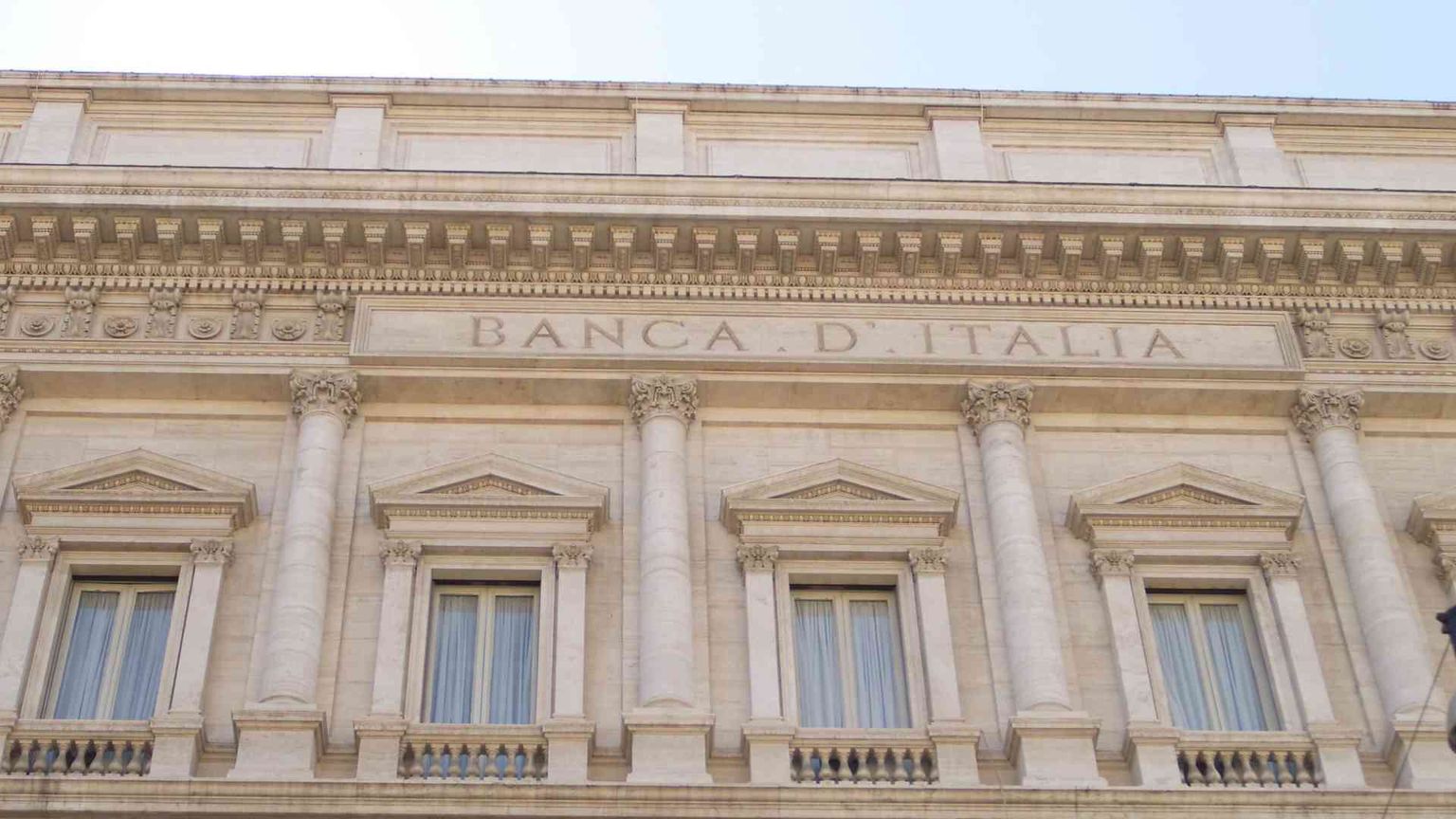 Prestiti a famiglie e imprese, domanda ancora in calo
