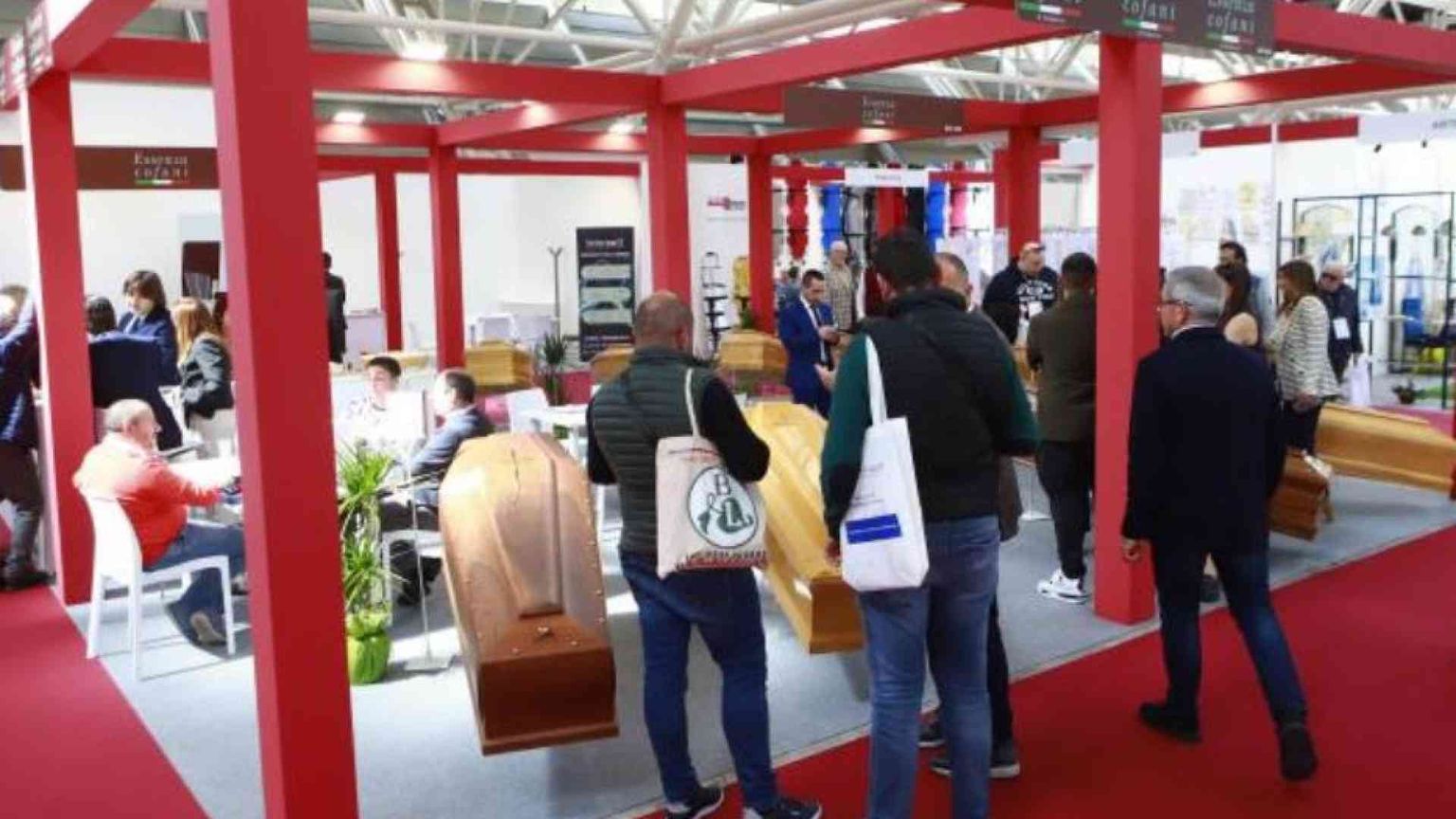 Alla fiera del funerale, dove la morte si fa degna. E molto tecnologica