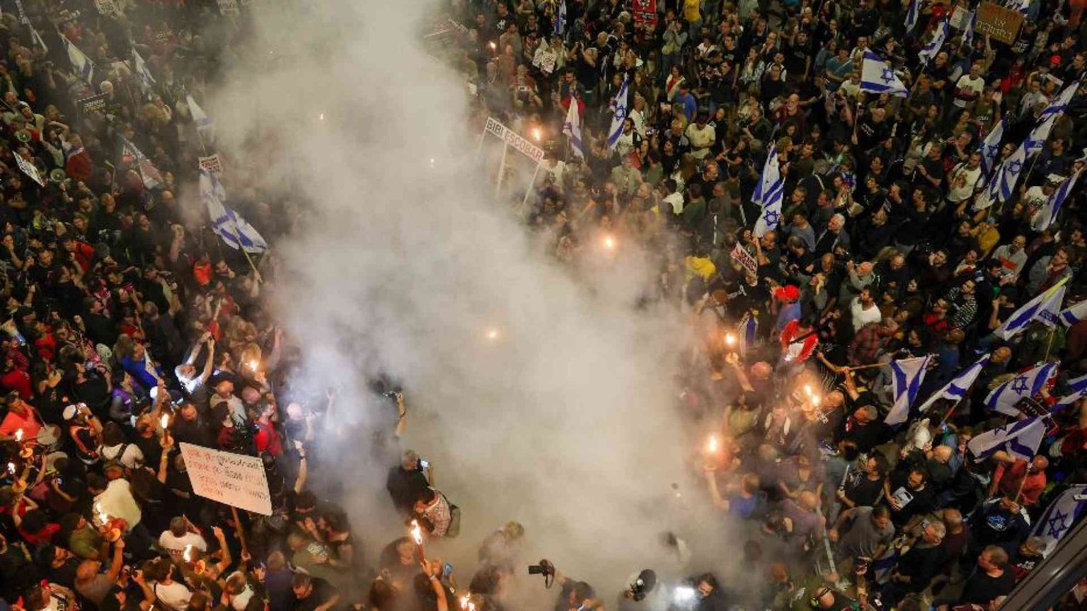 «Decine di droni dall'Iran». Decollato l'aereo di Netanyhau: «Siamo pronti»