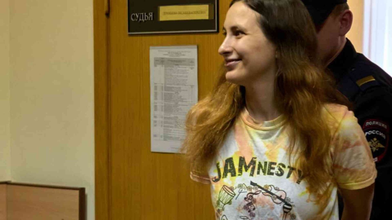 Sette anni per i cartellini anti-guerra. «Mia figlia rischia la morte in cella»