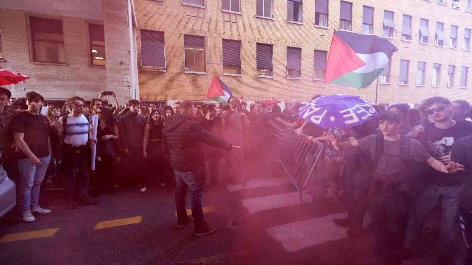 Scontri e tensioni alla Sapienza. Meloni: «Non è manifestare, ma delinquere»