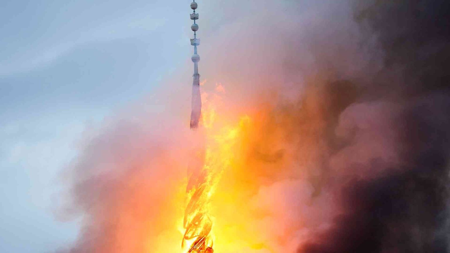 In fiamme la Borsa di Copenaghen. Crolla la storica guglia