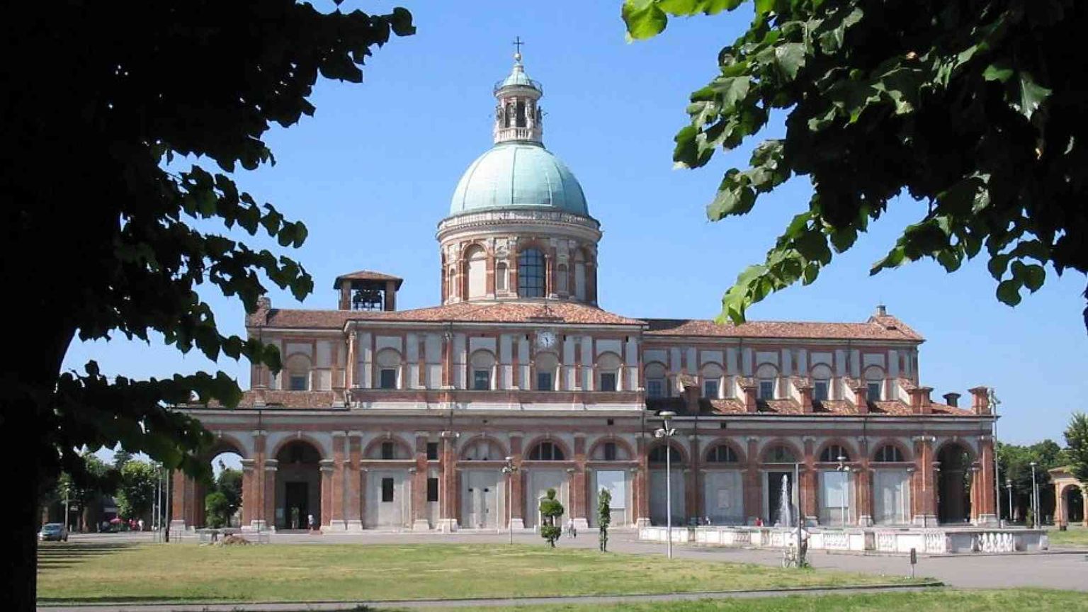 Caravaggio, il maxi-polo della logistica minaccia il santuario: «Fermatevi»