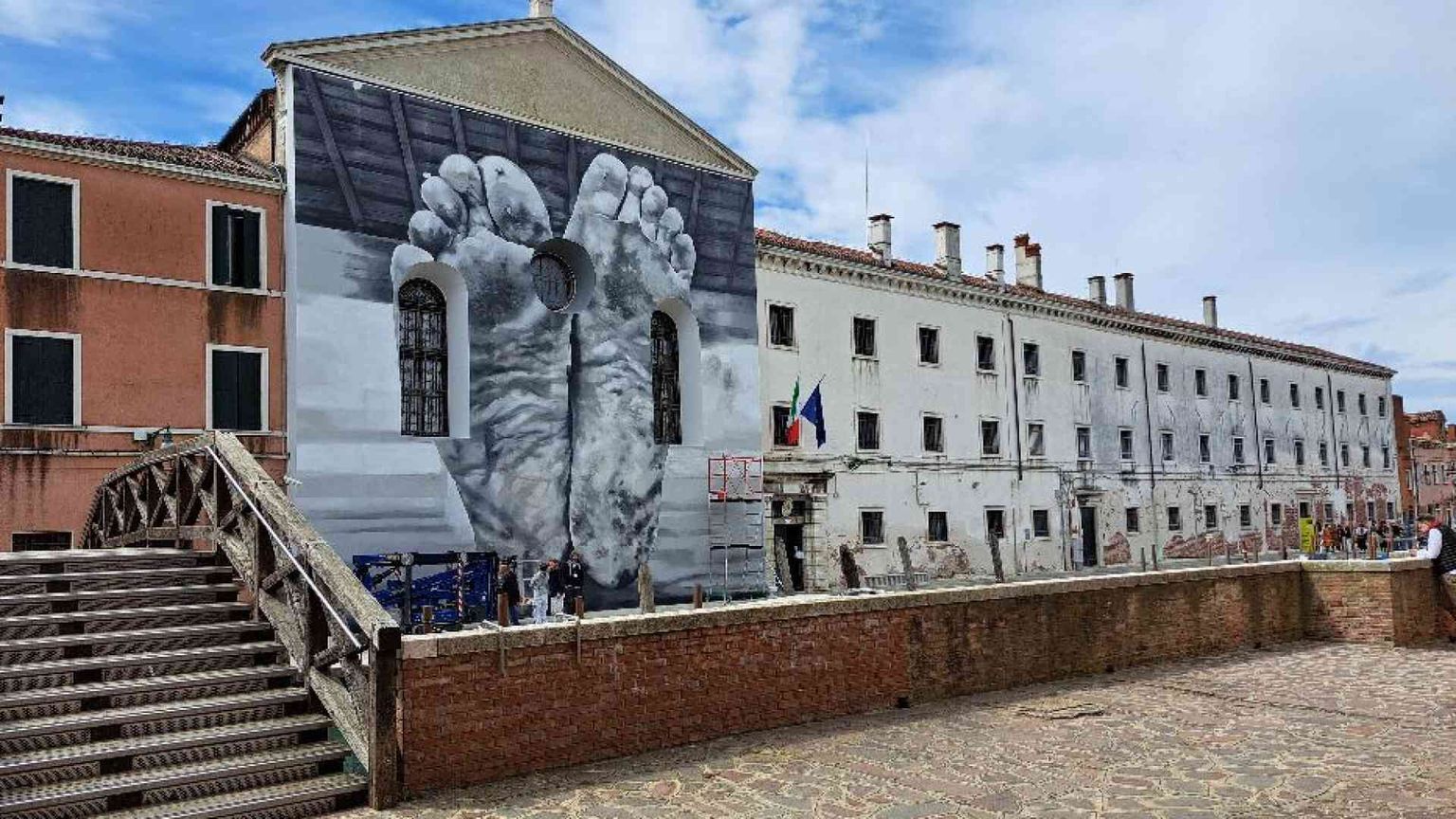 Padiglione vaticano: poesia calata nella realtà dell'afflizione