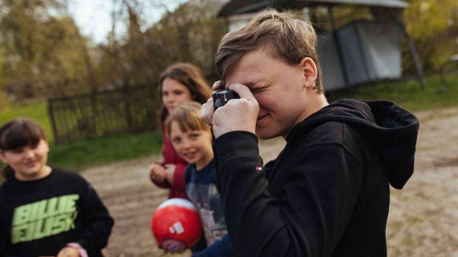 Le macchine fotografiche ai ragazzi. Perché non si veda solo la guerra