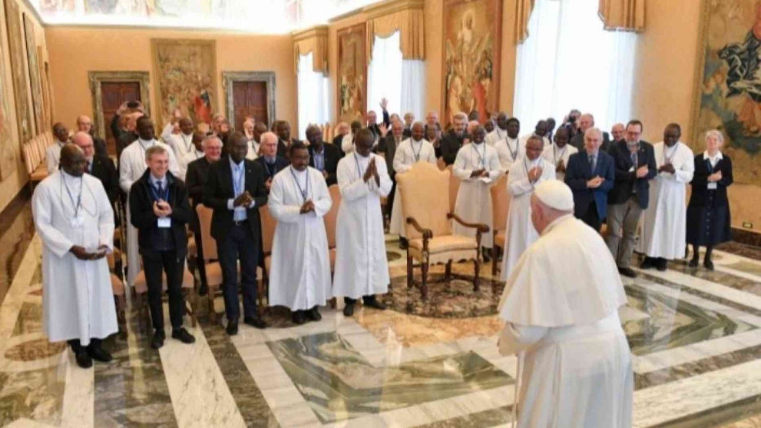 Il Papa: ridiamo ai bambini il sorriso e i sogni distrutti dalla guerra