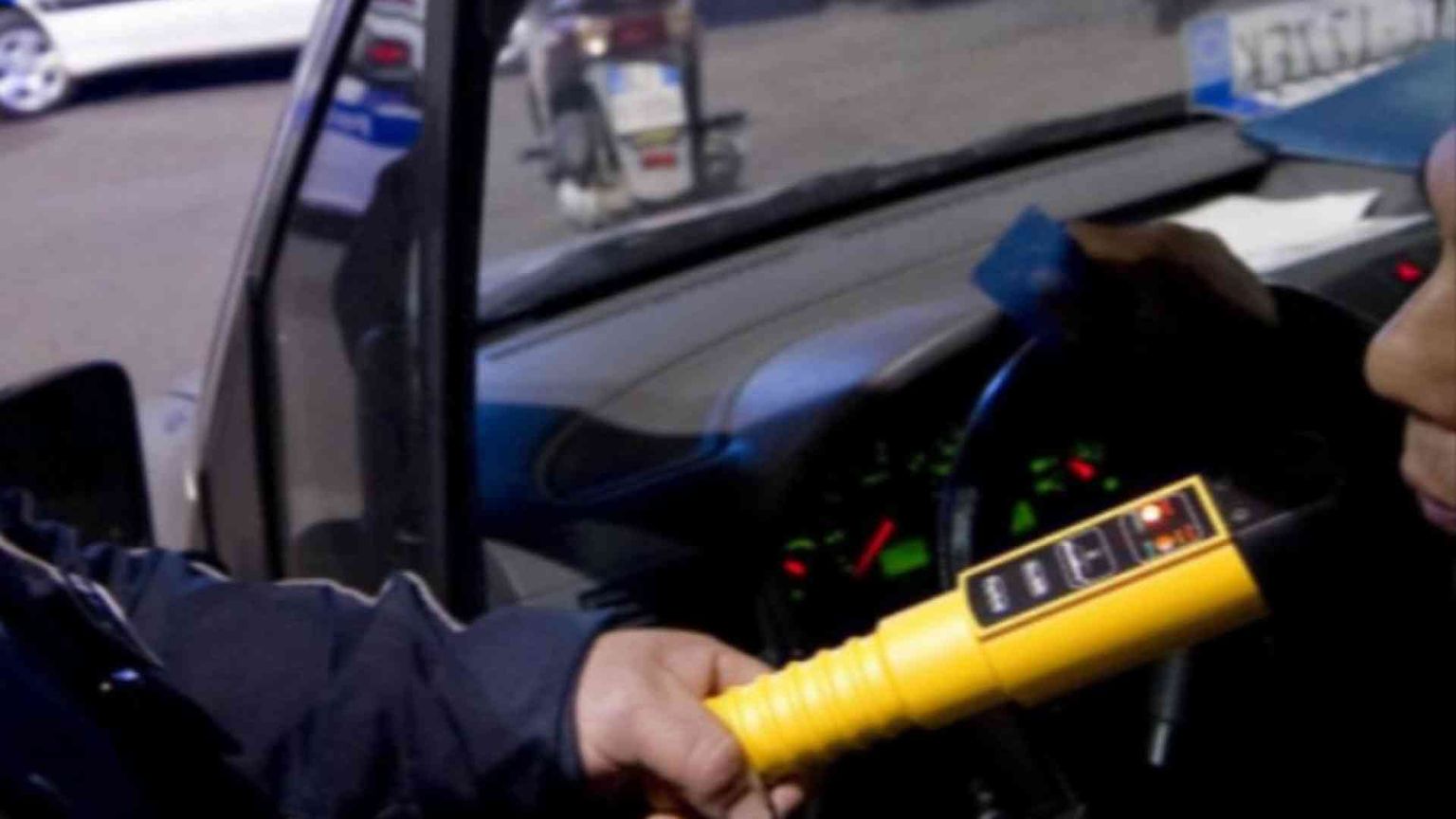 Assolto dalla guida in stato di ebbrezza: il suo corpo produce alcol