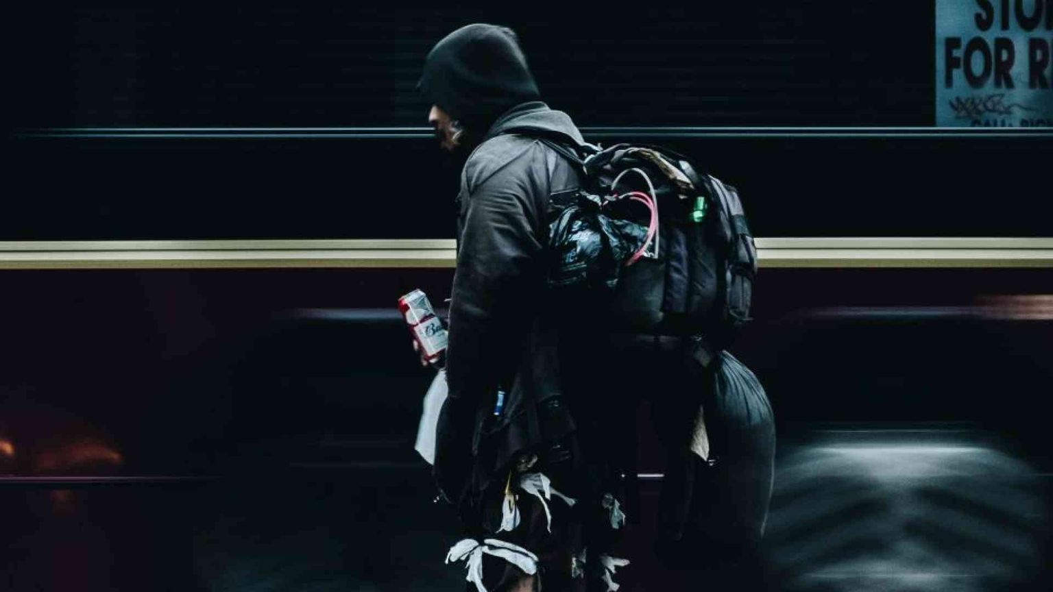 Poveri e invisibili: se il disprezzo nasce dall'esclusione