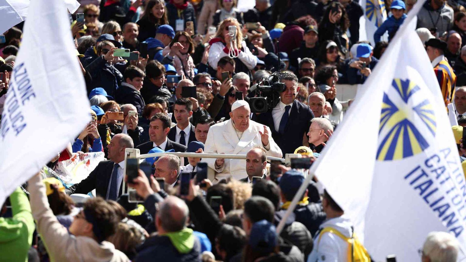 Il Papa all'Azione Cattolica: «Cultura dell'abbraccio via di pace»