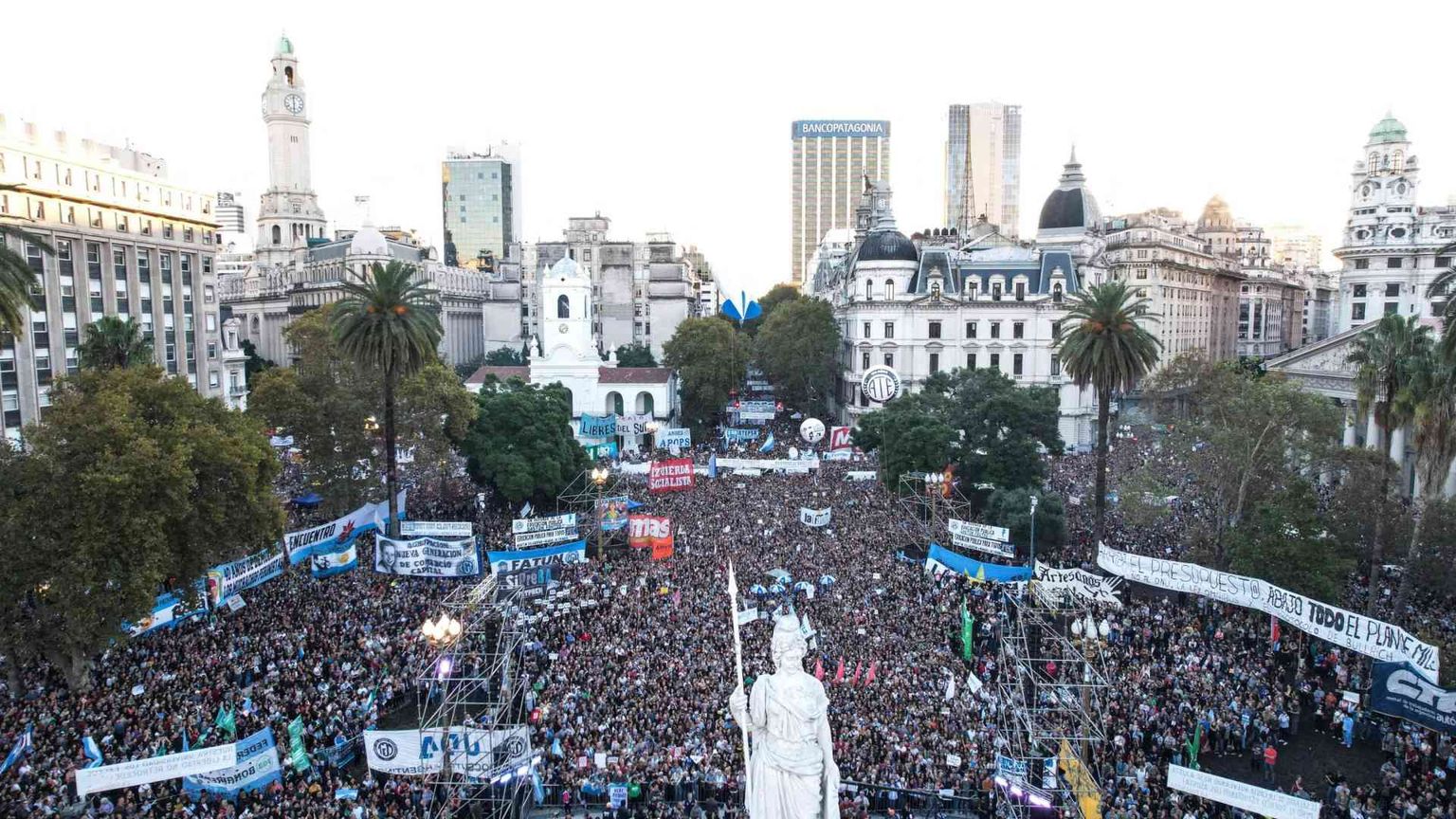 L'Argentina alla prova della motosega: centinaia di migliaia in piazza