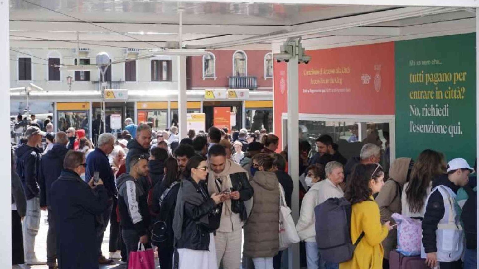 Proteste e controlli nel primo giorno di ticket