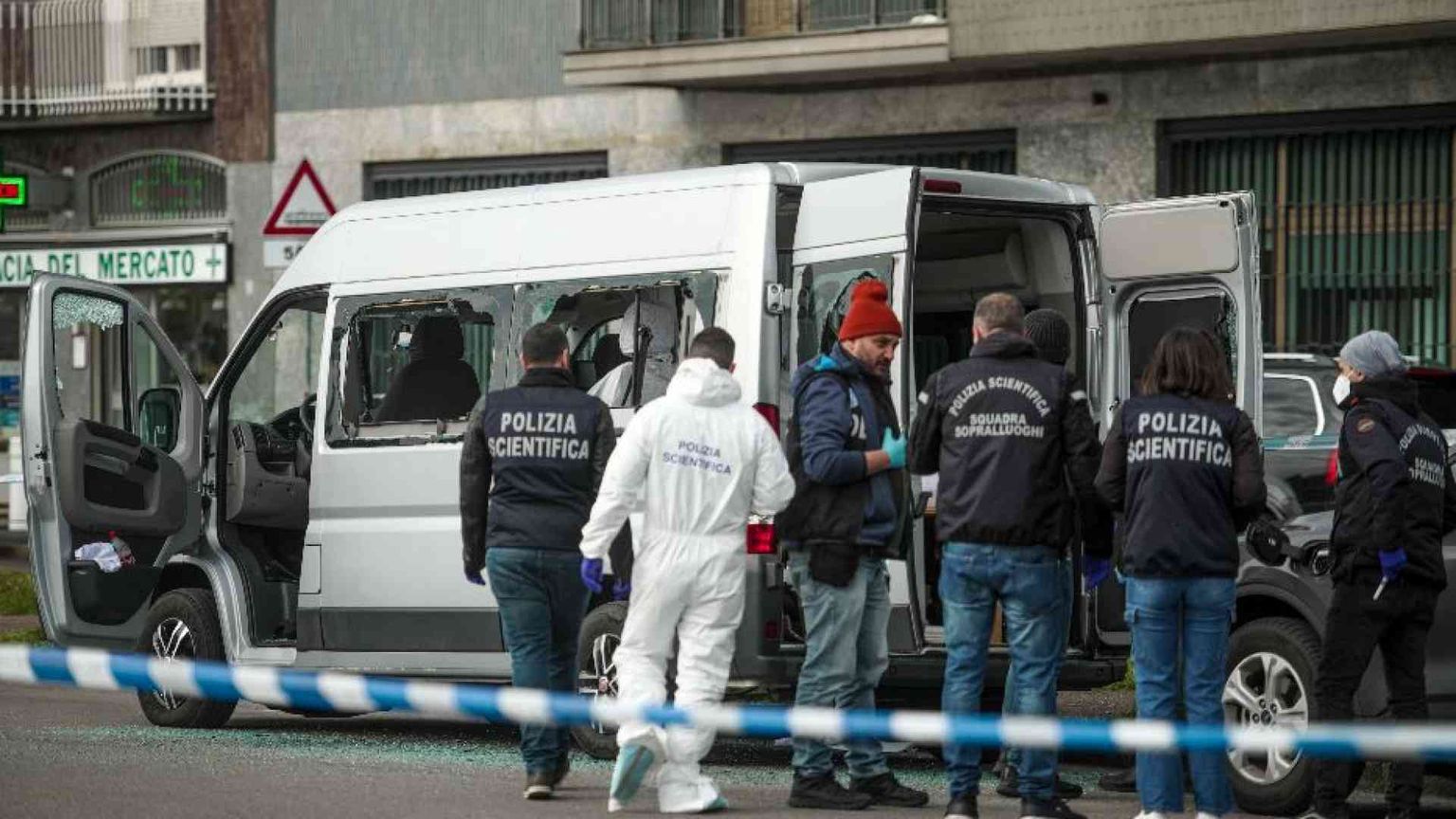 Sparatoria a Milano, diciottenne ucciso in un furgone in periferia