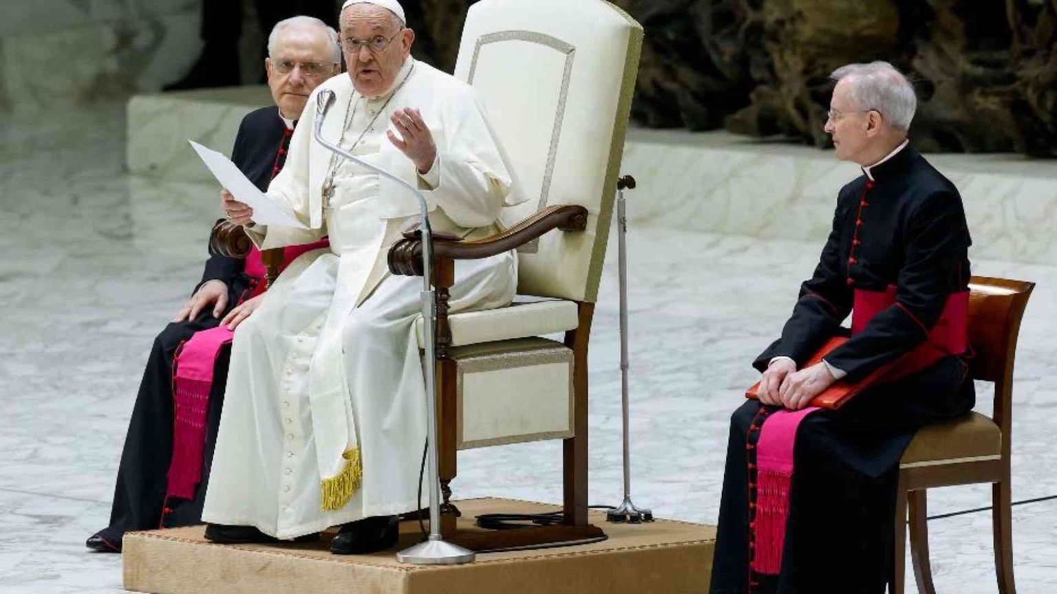 Il Papa: gli anziani memoria del mondo. Io ho imparato la fede da mia nonna