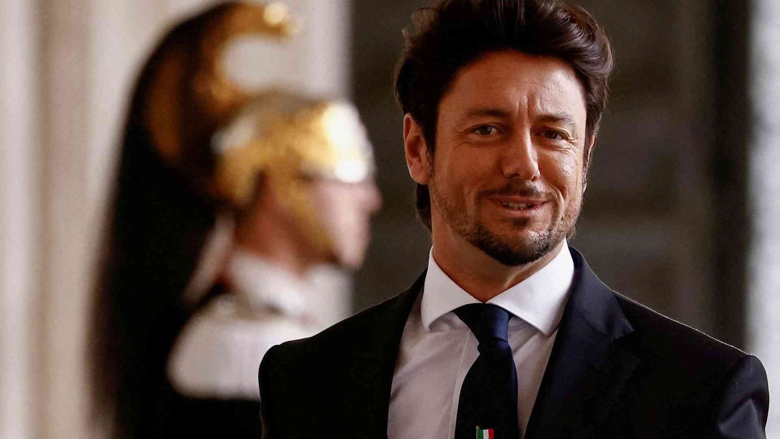 Chi spiava l'auto di Giambruno? Mantovano: «Estranei ai servizi»