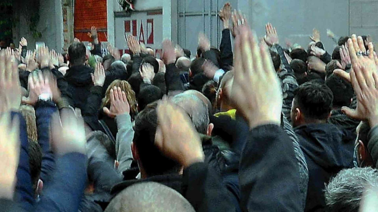 In mille alla fiaccolata per Ramelli fanno il saluto romano