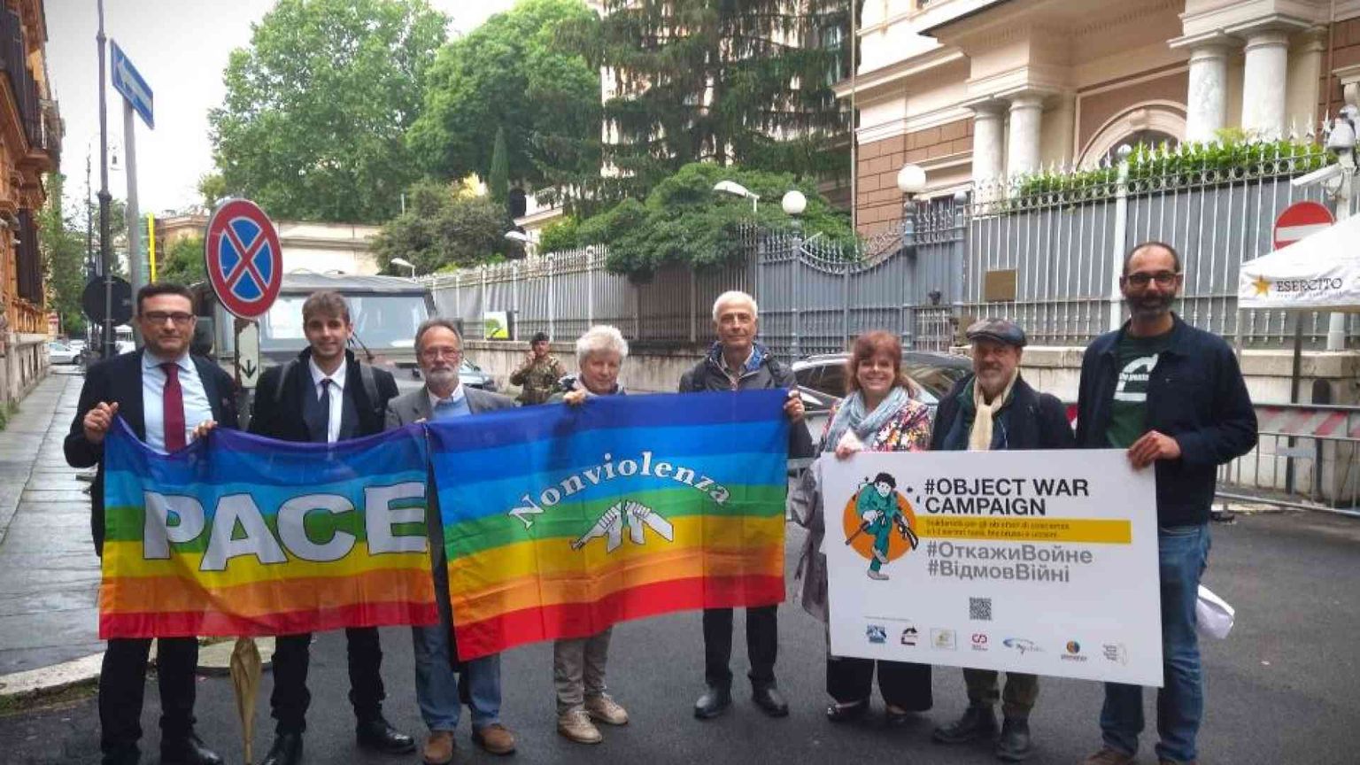 «Dichiariamoci obiettori contro la “chiamata alle armi” del Governo»