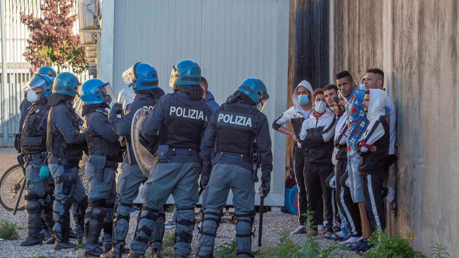 Migrante ucciso fuori dal Cas. Nuove denunce sui Cpr