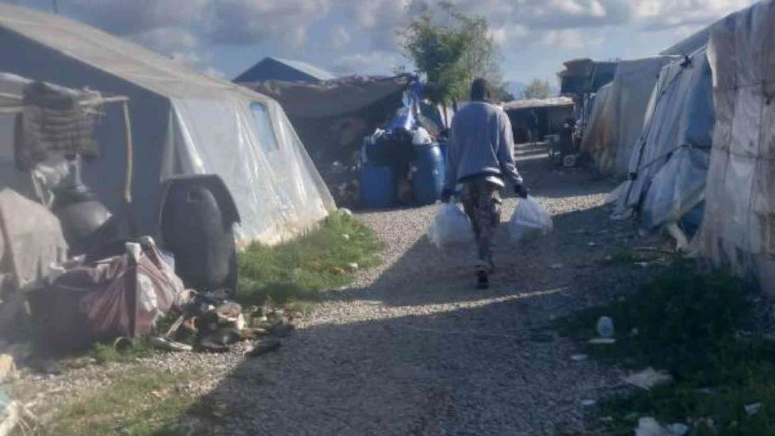 Viaggio nel ghetto dei braccianti. C'è un racket anche per l’acqua calda