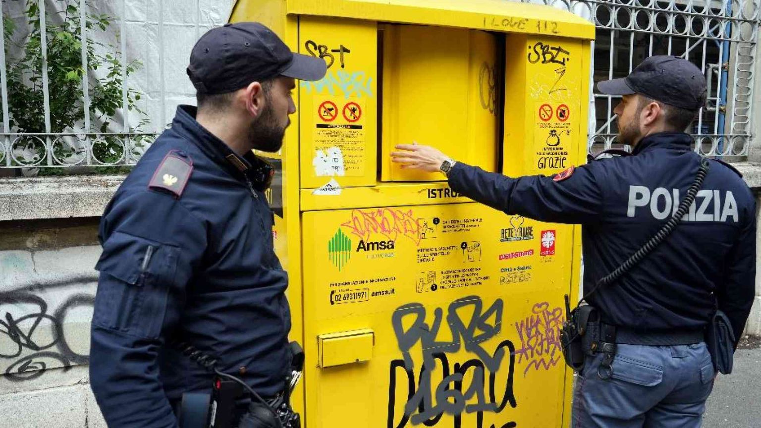 Morire nel cassonetto degli abiti usati per cercare un maglione