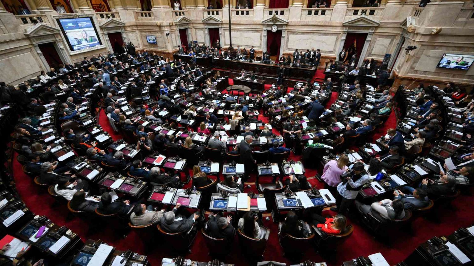 Milei festeggia: primo “sì” alla legge che stravolgerà il Paese