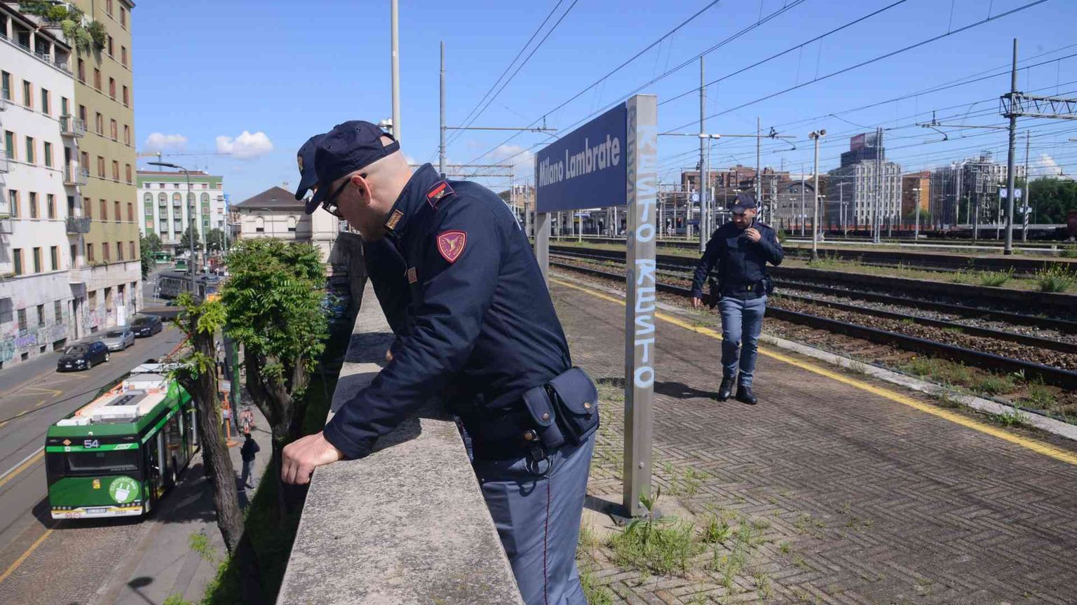 Poliziotto accoltellato nella notte a Milano, polemiche sulla sicurezza