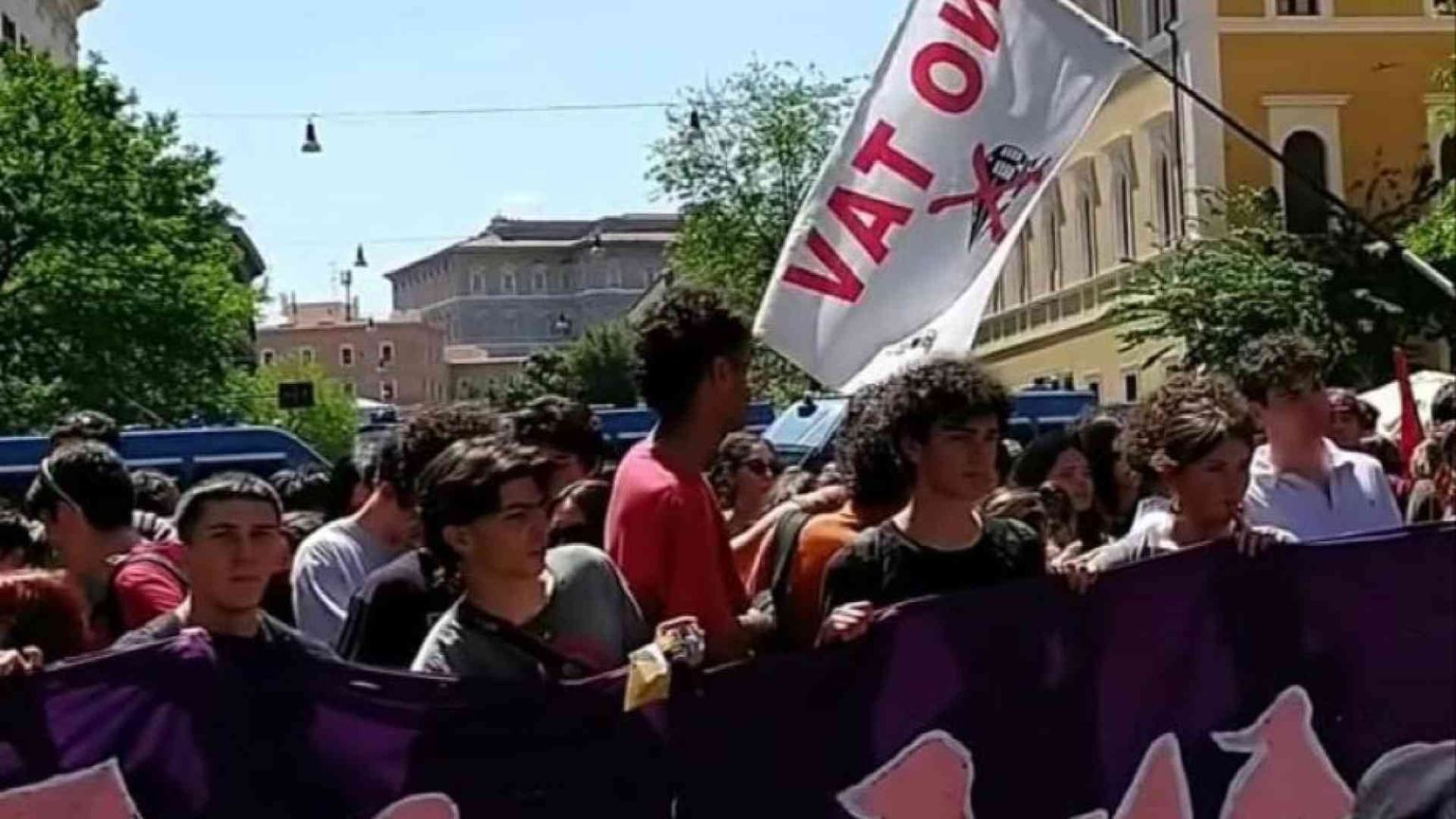 Al corteo degli studenti scontri, feriti e critiche: basta strumentalizzare