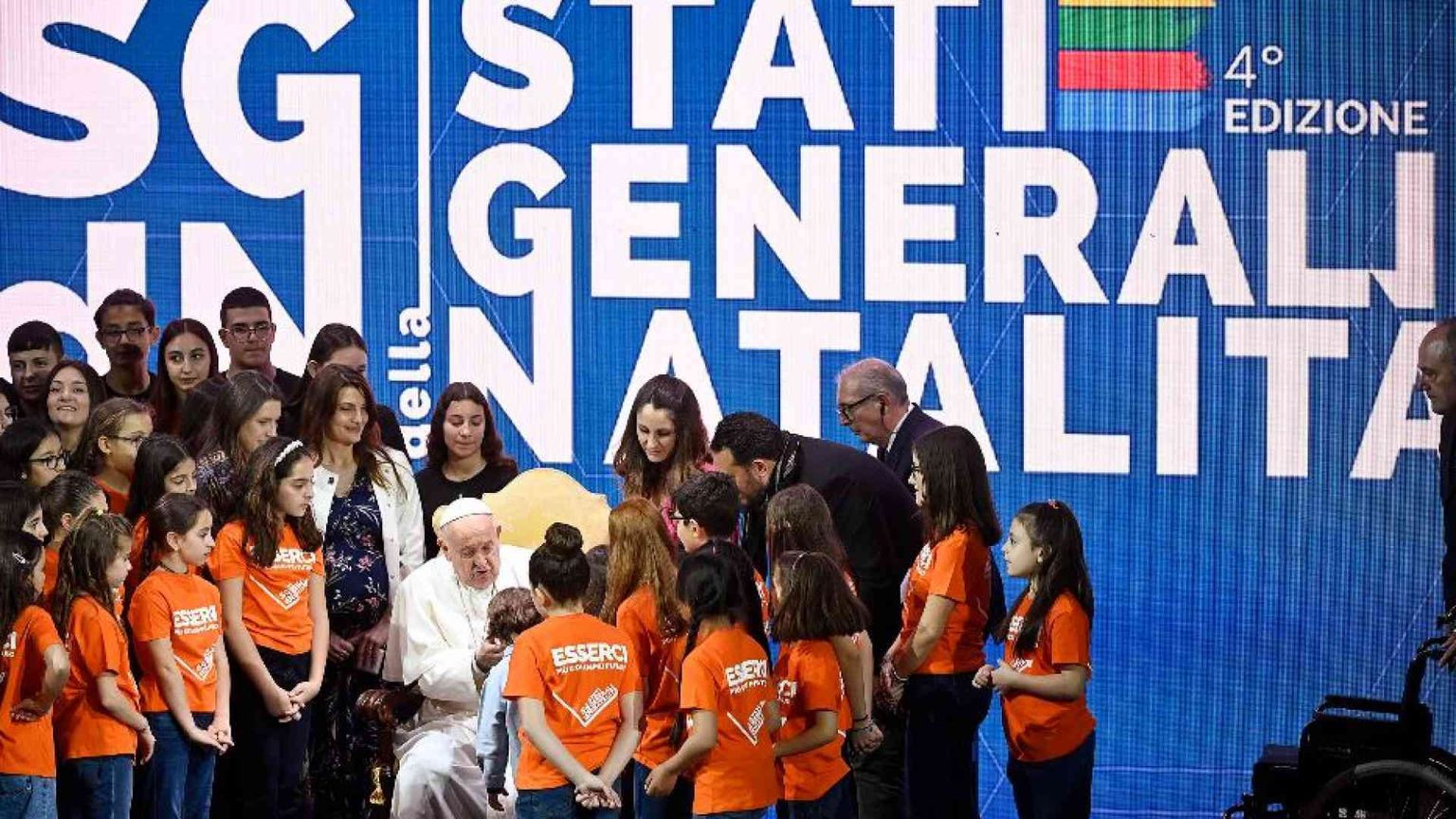 Il Papa: «I figli sono speranza, i governi facciano di più»