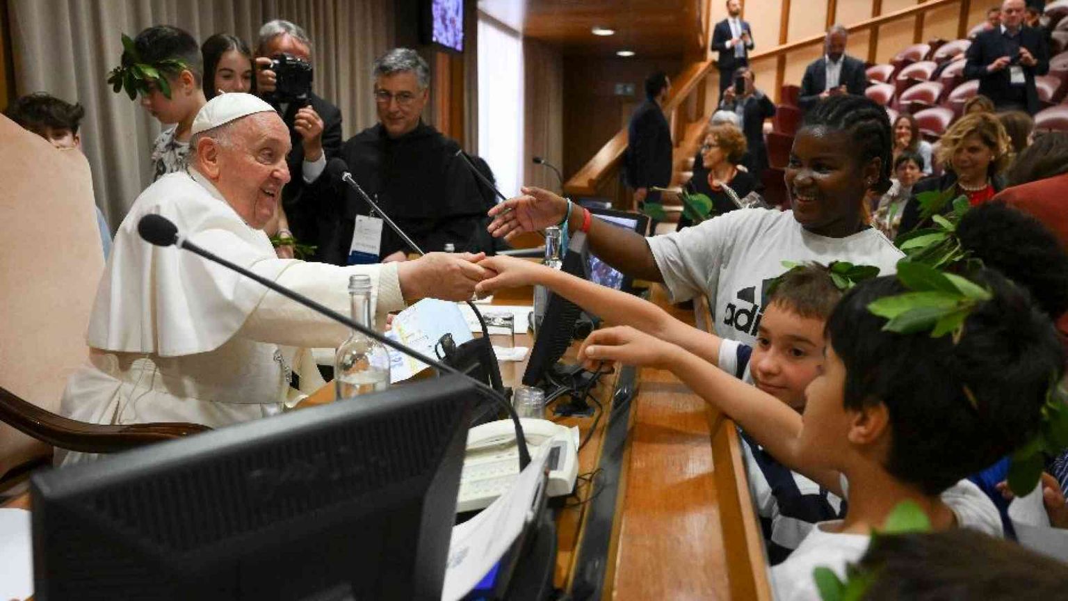Il Papa: «Guerra, inganno e sconfitta. Nonni e bambini futuro dell’umanità»