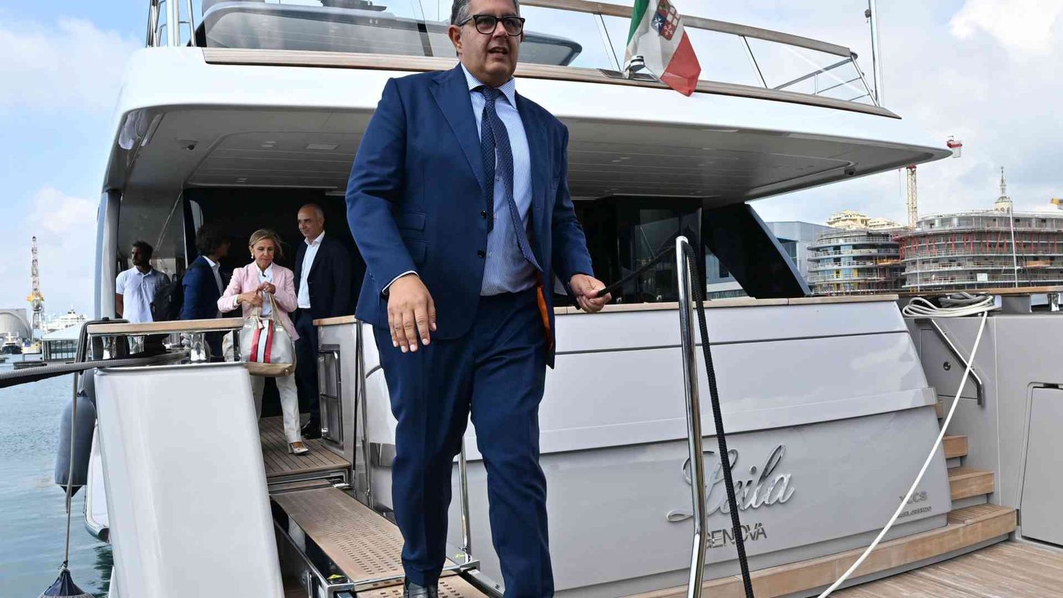 Nell'inchiesta della procura genovese anche vaccini Covid e sanità privata