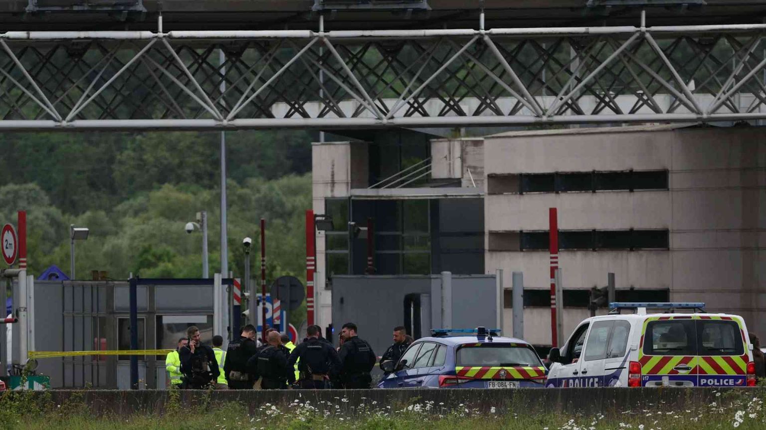 Assalto a furgone penitenziario in Normandia: uccisi 2 agenti