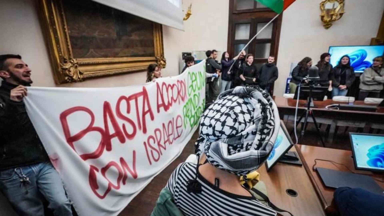 Mattarella contestato: «Non sono nella torre d’avorio». Offese dai collettivi