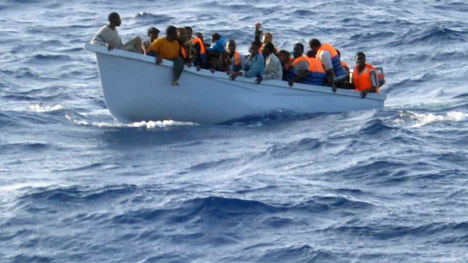 Persi i contatti con un'imbarcazione con 56 migranti in fuga dalla Libia