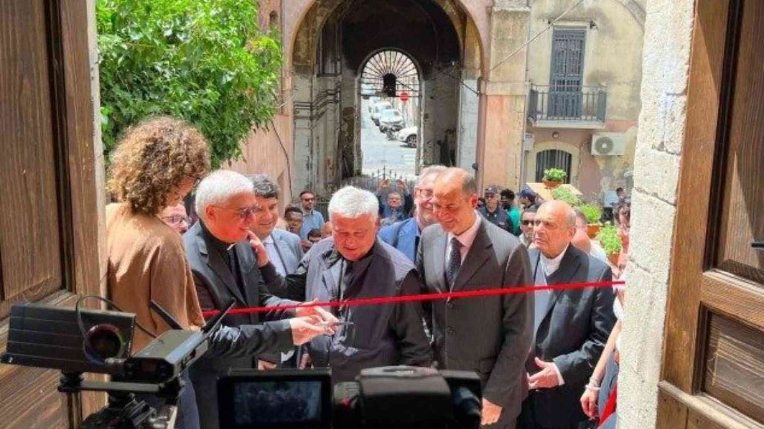 Catania, apre la lavanderia di papa Francesco