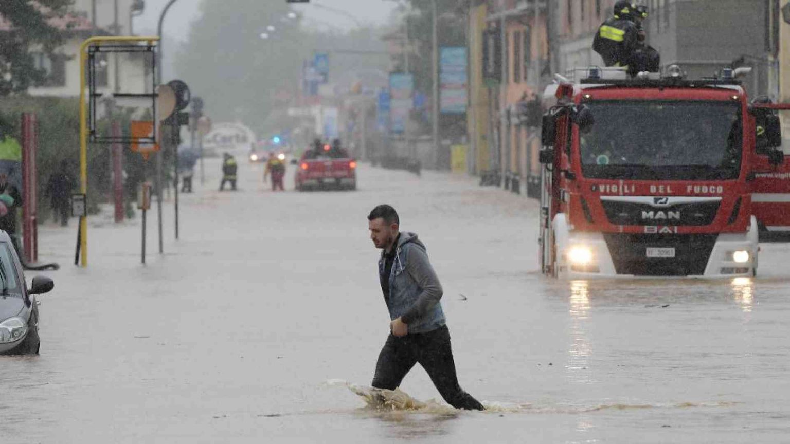 Veneto, rotti gli argini del fiume Muson. Zaia: «Serve un piano Marshall»