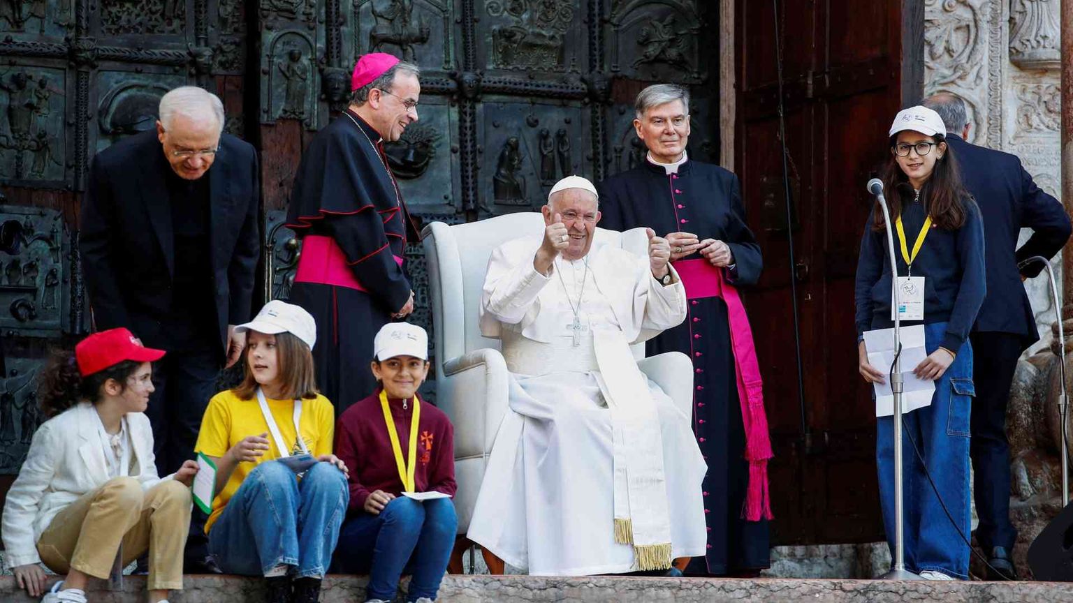 Francesco: «Seminiamo un amore più forte dell'odio e della morte»