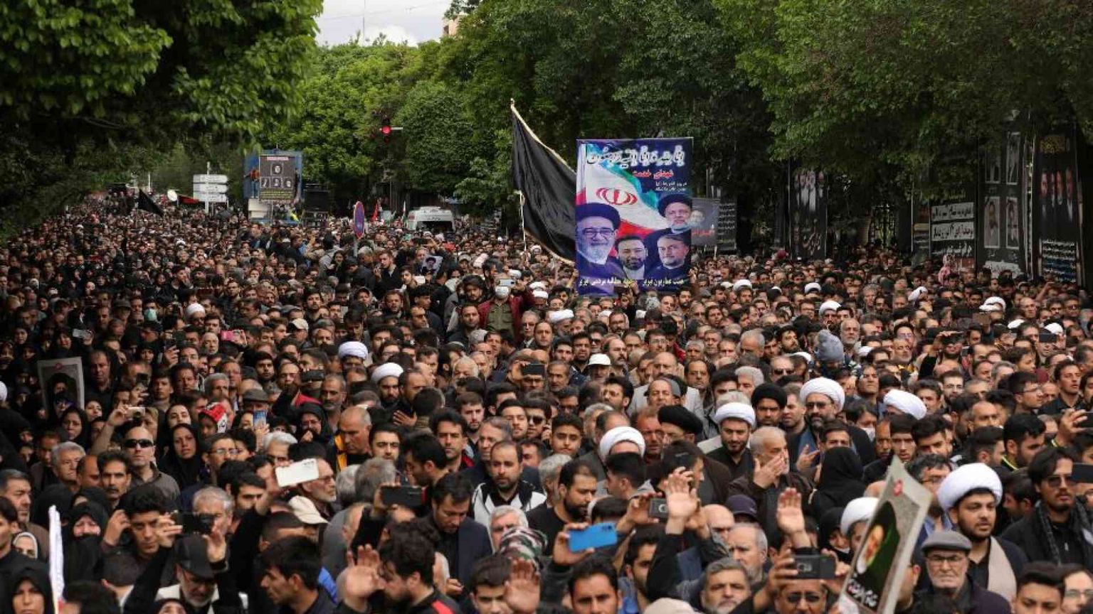 In migliaia a Tabriz per l'addio a Raisi