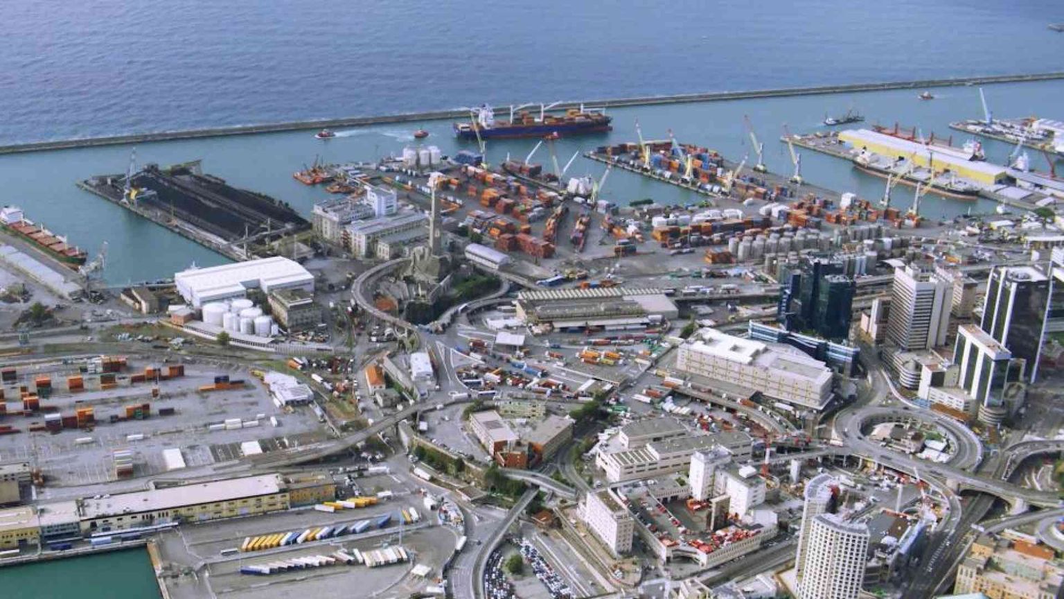 Il porto, le grandi opere. Viaggio a Genova, che ora teme di doversi fermare