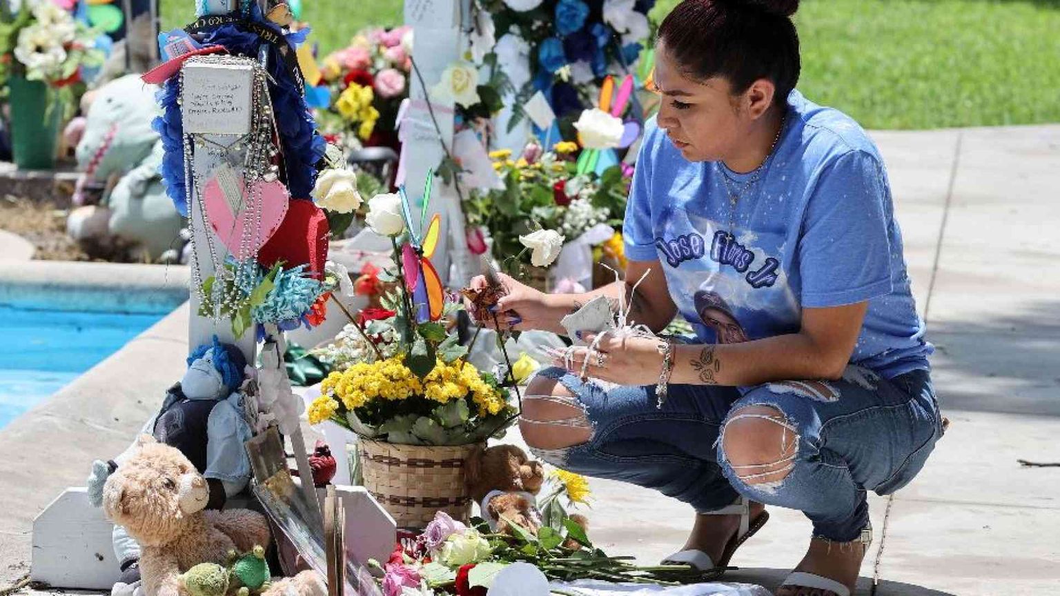 Strage di Uvalde, i genitori delle piccole vittime accusano armieri e videogiochi