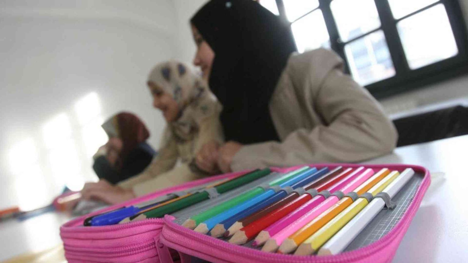 No, non si fa integrazione censurando la Divina Commedia